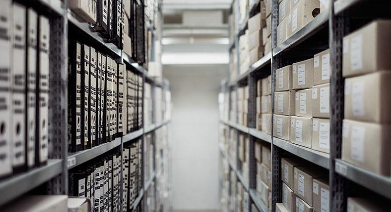 whats-your-inventory-iq_tracking-efficiency-comet-mobile-worker_samuel-zeller Inventory in a warehouse