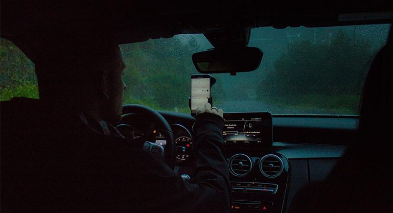 fleet-management-phone-pairing_vehicles-comet-suite_val-britaus Driving a car at night