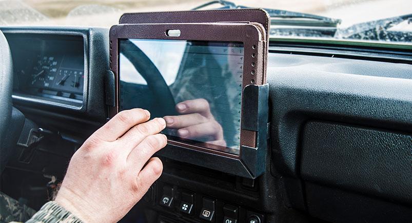what-telecommuting-tool-saving-money_tablet-mobile-worker-solution-comet-suite_borjomi88-depositphotos A device in a vehicle
