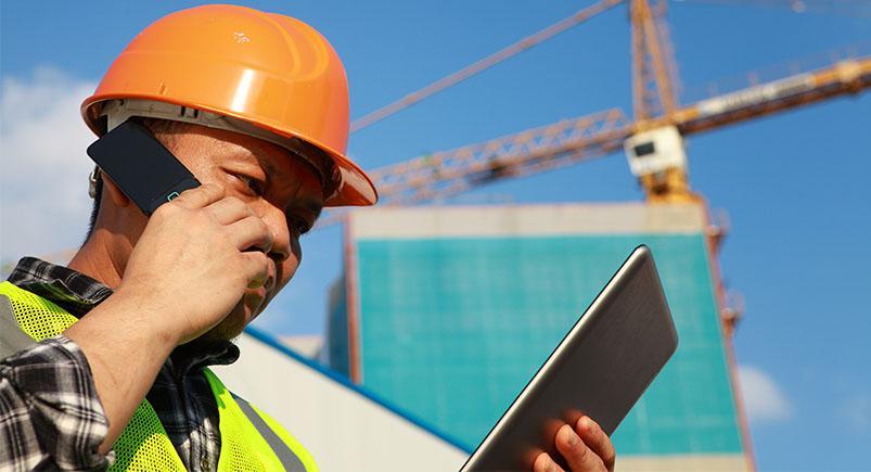 push-to-talk_construction-worker-eptt-comet-suite_ndoeljindoel-depositphotos Engineer using a push-to-talk system