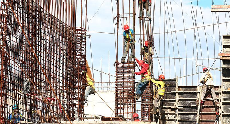 step-your-game-up_construction-building-advanced-wireless-forms_josue-isai-ramos-figueroa Construction workers at work
