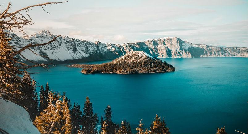 crater-lake-spectacular-lakes Mountains and a lake
