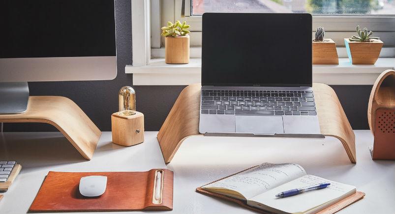 laptop-telecommuting A desk for telecommuting to work