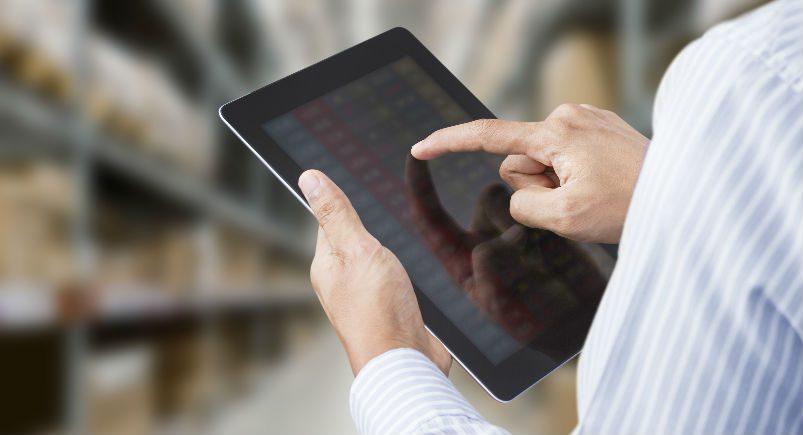 man-ipad-prof-svc-bi-dash Employee using a tablet device