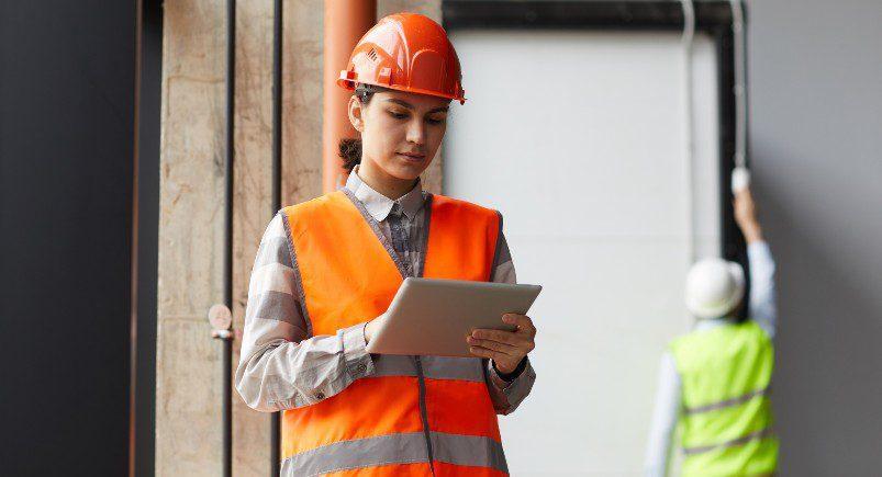Construction site manager streamlining communication with back office via Intra-Company Communication within Mobile Workforce Plus