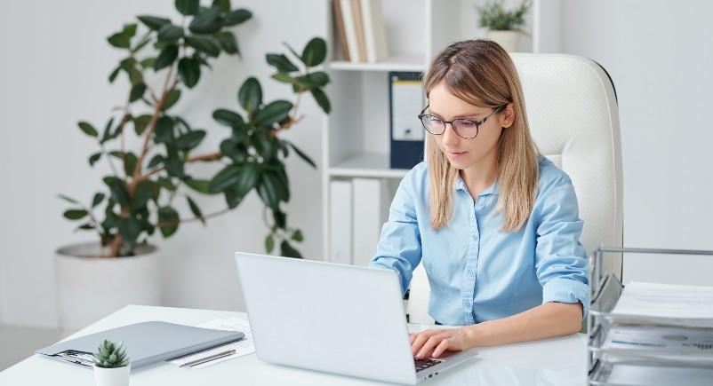 HR employee using TeamWherx Mobile Timekeeping reports for accurate timekeeping information integrated into her company's payroll system through a mobile workforce management platform.