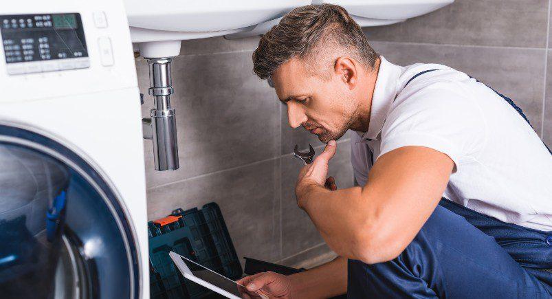 Plumber checking customer notes in Mobile Workforce Plus to avoid calling into office for details on prior service