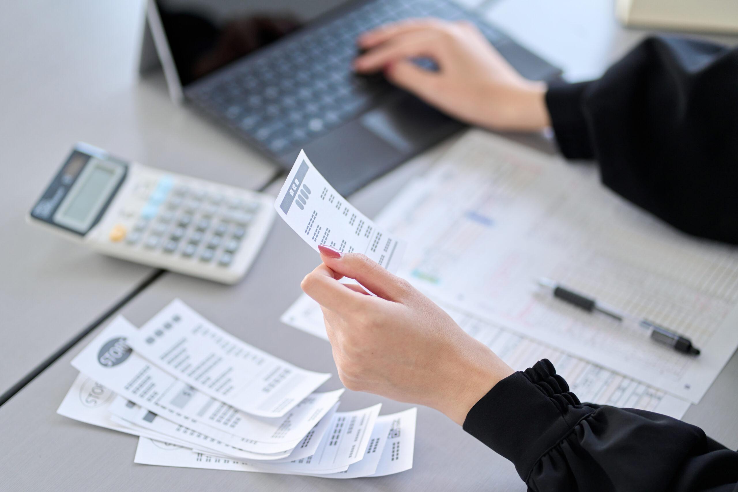 asian-woman-entering-expenses-in-accounting-softwa-2023-03-01-22-46-00-utc